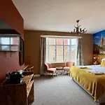 The Crescent 3* York